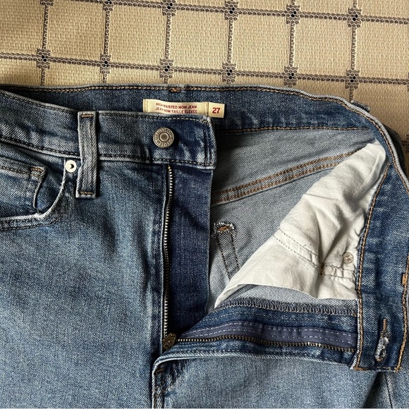 Levi's distressed high waisted mom jeans size 27/29L - Picture 4 of 8